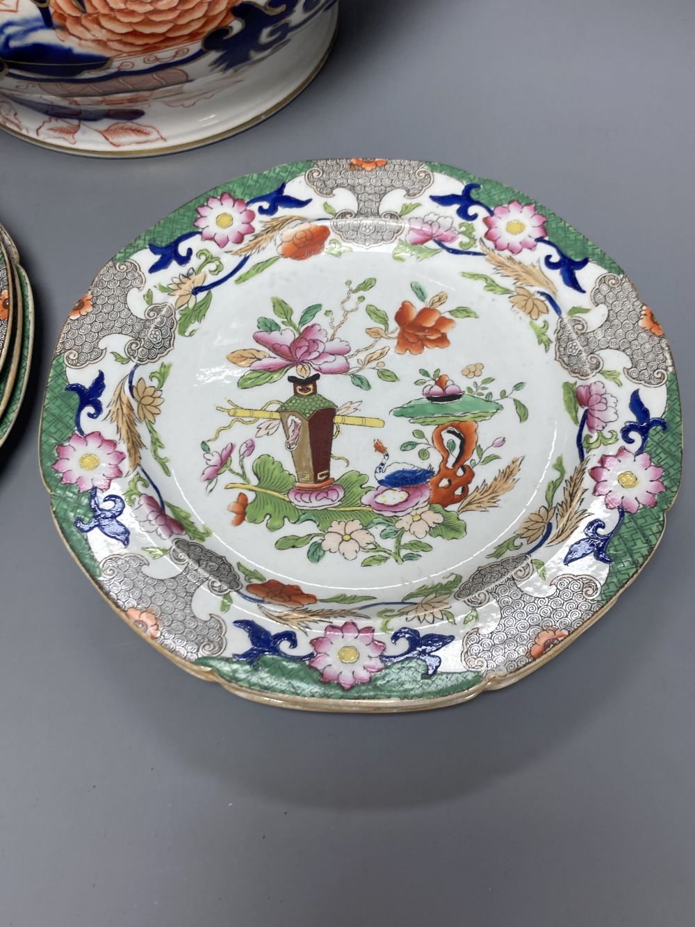 A set of six early 19th century Masons Ironstone dessert dishes and an ironstone tureen base (7)